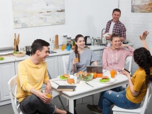 ▲日本の人口減少が叫ばれる中、外国人入居者は賃貸住宅業界にとって「大切にしたい顧客」だ。特に、外国人留学生の場合は学校が身元保証を行ってくれるほか、近年日本人顧客が離れつつある“昔ながらのアパート”にも関心を示してくれるため、地方都市の賃貸物件との親和性も高い。そのため“いかに外国人入居者を受け入れる賃貸物件を増やしていくか?”が各不動産会社に求められている。※写真はイメージ