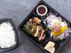 学生時代、研究室や誰かの家に泊まり込んで作業をすることも多かったという寺元さん。当時「揚げ物とごはん」のお弁当を毎日のように食べていて、ある日突然受け付けなくなったという経験もあるそう。野菜がたくさん食べられて、見た目もキレイで素敵なお弁当屋さんが、デパ地下まで行かなくても近所にあったらいいのにな、と昔から漠然と思っていたそう(提供写真)
