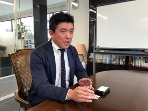 ▲『良和ハウス』広島賃貸営業部次長の石井幸治さん。「東京や大阪には、外国人ビジネスマン向けの高級レジデンスを専門とした仲介会社がありますが、ここ広島の場合は多くが留学生ですから客層が全く異なります。そのためお手本にできる会社が他にはなく、自分たちでいろいろ考えながらこまやかなサポートを行っています」と石井さん。来店する外国人顧客はほとんどが「紹介」で、外国人社員が接客対応すると7~8割という高い成約率を得られるそうだ