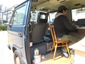 モバイルハウスで仕事中の西村氏。仲介業の場合、現地を案内するなど人と会わざるを得ない部分を除けばWi-Fiがあればできる作業もかなりある。改修の場合は現地に行かなくてはいけない。その2つをモバイルハウスを使うことでバランス良くこなしているといえそう