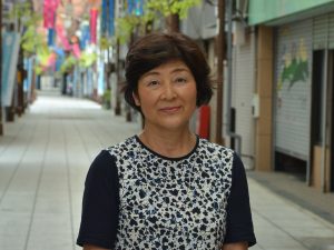 マーケットのサポーターの一人、商店街で化粧品店を営む公庄 祥(くじょう さが)さん。幅広い人脈を駆使して、委員会と商店街をつなぐ調整役を買って出ている。「月に1度、以前の常連さんが来て、楽しそうに買い物をしている顔を見ることができるのは嬉しいものです。『懐かしいわ』とかつてのなじみの店に立ち寄る人も。そんな人がもっと増えるのが理想です」
