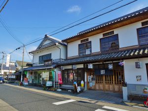 ▲「ただ“街並みが古くて美しい”というだけではなく、宿ができて、カフェができて、温泉ができて…まちの変化が継続して起こっているため、マスコミの人たちも情報を伝えやすかったのでしょう」と佐賀野さん。矢掛宿の古い街並みは全長約750m。この“コンパクトさ”もまちあるきにはちょうど良いサイズだ。江戸時代の宿場町の古い街並みが、なぜ当時のままの姿で現在まで保存できたのか?については次回レポートでご紹介する