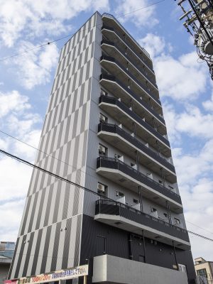 ▲名古屋の大動脈である地下鉄東山線と名城線の2路線が使える『本山』駅から徒歩わずか2分の立地に登場した“音楽賃貸”。利便性・住環境ともに申し分のない立地に建つ地上11階建ての賃貸マンションは、2019年12月に竣工した