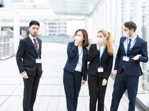 コミュニケーションの場で、日本人は「目は口ほどにものをいう」の格言の通り、目で場の空気を読み取る。しかし、欧米人はハッキリと自分の意見を正確に相手に伝えるために、口を大きく開けて話すことが大切とされマスクは嫌われた。ドイツでは公共の場でのマスクの着用を法令化、アフターコロナで世界は大きく変わるかも知れない