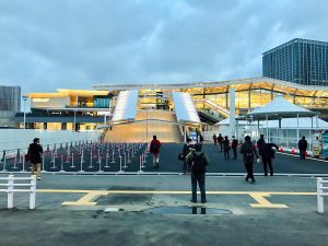 ▲2020年3月14日に開業した高輪ゲートウェイ駅。折り紙をモチーフにしたという隈研吾デザインの駅舎は、訪れる人に強烈なインパクトを与える。日本初のスマートラウンジ型スターバックスがオープンしたほか、今後駅ナカショップも段階的に開業していく予定になっている(開業当日の様子/筆者撮影)