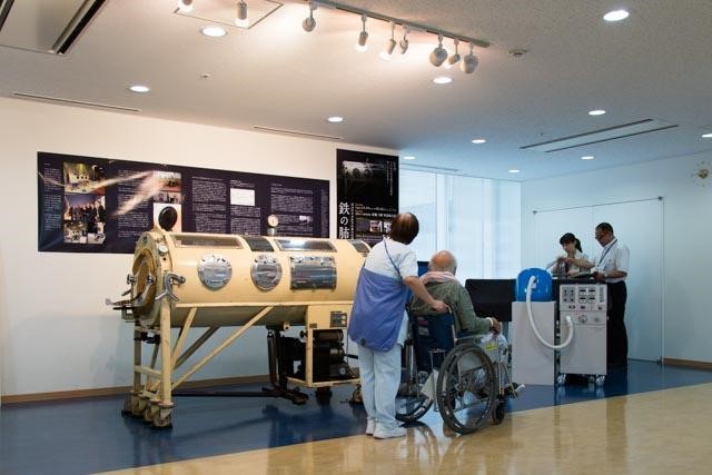 「鉄の肺」展2015 静岡病院にて。左が鉄の肺、右が千原先生らが開発した呼吸同調式cuirass型陰圧式人工呼吸器