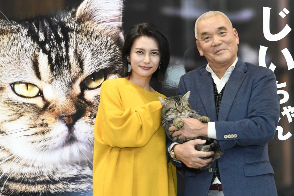 柴咲コウ、岩合光昭監督、猫のベーコンが登壇！ベーコンのくす玉開きに会場大沸き『ねことじいちゃん』 映画がもっと