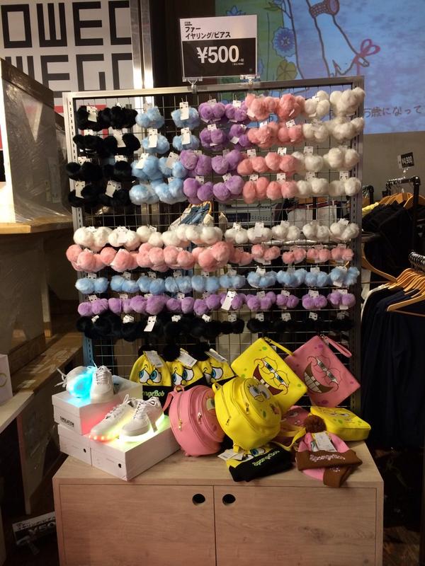 【速報】 レディースの皆さん嬉しい速報です\u203c 大人気のファーアイテムが本日大量入荷致しました✌ ピアスイヤリングは¥500+税なんと人気急上昇の光るスニーカー