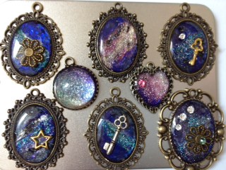 100均などに売ってる「レジン」を買えば宇宙ブローチができる♡