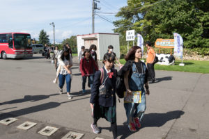 天気は見事な秋晴れでした!オープンキャンパス時には札幌駅、新札幌駅から無料送迎バスを運行しています。バスの中で学生スタッフが受付をしてくれるので、本学に到着後は受付に寄っていただく必要はありません!