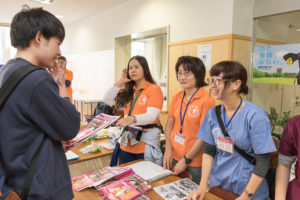 バス以外で本学に来られた方はまず受付へ。学生スタッフより本日の資料を貰い、簡単な説明を受けます。「中に学食チケットが入っているので絶対になくさないでくださいね~!」
