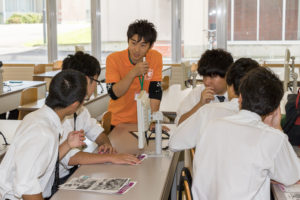 また、イベント開始前にはオレンジ色のポロシャツを着た学生スタッフが「今日どこを回るか決まっていますか?」と参加者の皆さんのもとへ。一人ひとりの志望にあわせてプランをご提供します。