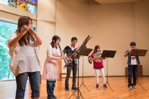 吹奏楽団による演奏の様子を見てみましょう。黒澤記念講堂にて12時半からと14時40分からの2回、演奏を行ってくれました。どんな演奏だったか気になる方はぜひ入学後に部室まで遊びに行ってみてください!