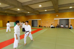 活動を見学しつつ、先輩方とお話しすることもできました。活動時間は?人数は?活動は…厳しいですか?など気になることは何でも教えてくれます。