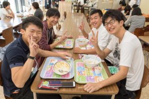 午前中の見学が終わったらお待ちかねの学食へ!受付でもらった500円分の食券で好きなものを頼むことが出来ます。学食は学生の味方!なんとカレーライスは中サイズで259円!ラーメンも300円台で食べることができます。また、食券についている半券でアイスクリーム1個と交換できます。皆さん、食後のアイスクリームは美味しいですか~??