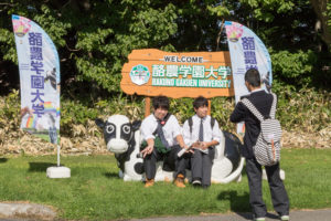 空いた時間にはモーモーベンチで記念撮影!本学ならではの牛のベンチです。
