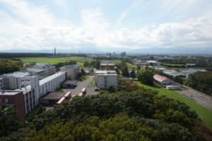 こーんな景色!天気がよかったので、札幌ドームも見えました!緑が多くてとっても広いキャンパスなんですよ~!