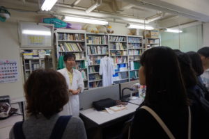 今回は学生スタッフの中に食と健康学類、管理栄養士コースの学生がいなかったのですが、食と健康学類の一部の教員が研究室を開放してくれました。普段は見ることのできない研究室。思っていたより綺麗?広い?それとも汚い…?
