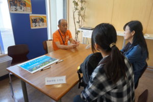 こちらの方も学生スタッフとお話して…と思ったらなんとブースに入っているのは学長!直接学長とお話できるのもオープンキャンパスならではですね~。