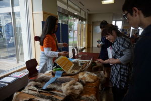 環境共生学類の学生スタッフが、動物の毛皮や骨を持ってきてくれました。「これは鹿の毛で、冬毛と夏毛なんですよ~」、「これはアライグマの毛で~…」と詳しい説明付。高校生の皆さんは普段触ることのない動物の毛皮やその用途にびっくりしていました。