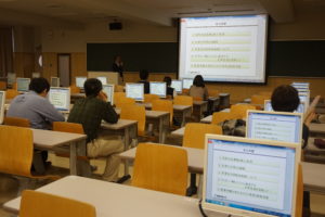 その他にも大学概要説明や入試概要説明などもありました。こちらは就職課職員よる卒業後の進路についての講演を行っている様子。高校生はもちろん、保護者の皆さまは真剣に聞いていました。