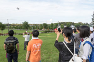 また、オープンキャンパスを見ていた環境共生学類の教員が急遽ドローンの飛行も行ってくれました。このドローンを使ってどんな研究をしているのか、気になりませんか?