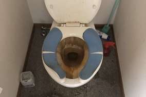 トイレの床の色がダーク系で暗いイメージにもなりますね。