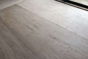 板で床を底上げして土台をつくります。
ただ並べるだけではなく、床鳴りはしていないかが腕のみせどころ！