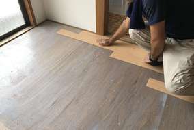 フロアタイルを貼っていきます！