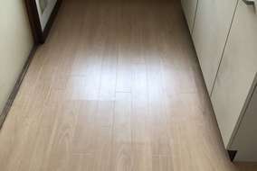 隣の部屋のキッチン前も同じ型番で貼りました！
キレイになりましたね！