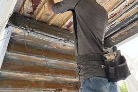 サビ落としケレン作業。