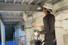 中塗り塗装工事。