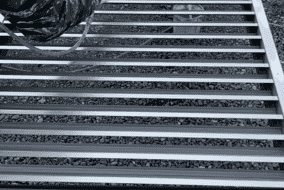 下塗り錆止め吹付塗装施工状況。