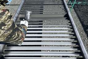 ステンレスフレーク吹付塗装施工状況。