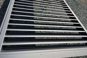 ステンレスフレーク
2回塗りで完了。