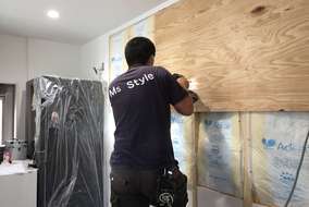 壁を補強しながら、コンセントの増設をしています。