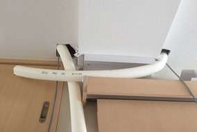 梁があるため天井裏にから露出配管