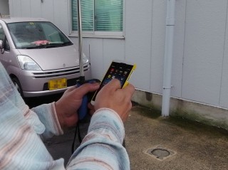 左手で保持