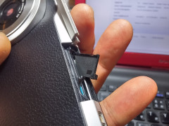 SIMホルダが引っ掛かった