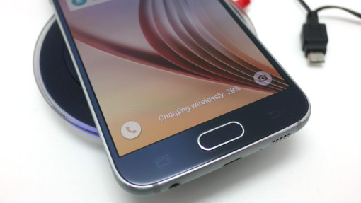 S6のワイヤレス充電中