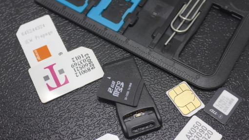 財布にも入るカード型！SIM / microSDカードホルダー Card Storage