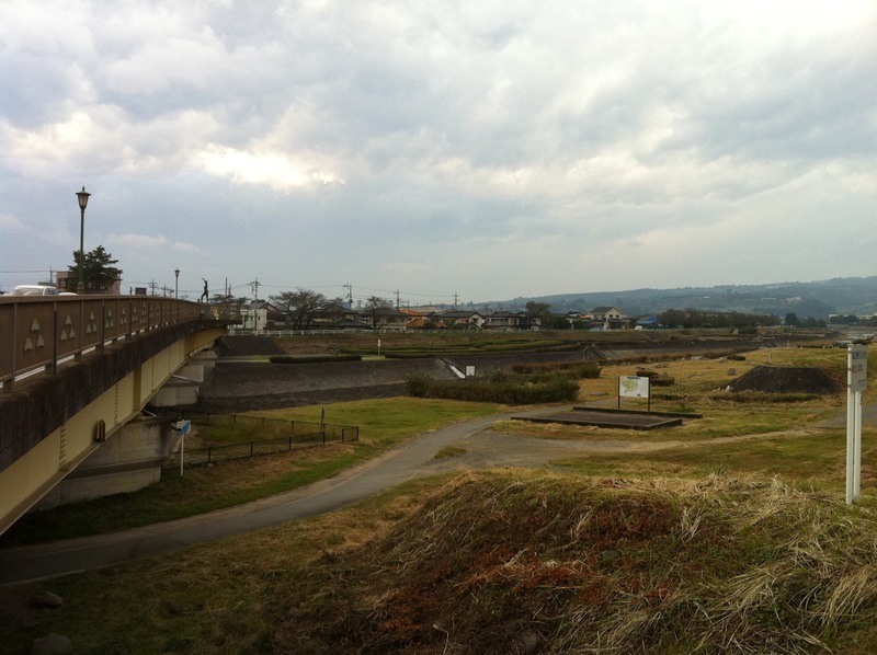 上条河原合戦古戦場付近。なぜか石碑などはないらしい。飯田河原合戦も重要だが、上条河原合戦のほうが決定的戦いだと思うので、残念に思った。 飯田河原古戦場から2kmほど上流の上条で戦いがあったという。地図を見ると、秩父往還がここを通っている。信虎はこの道を通って、上条河原にやってきたのかもしれない。