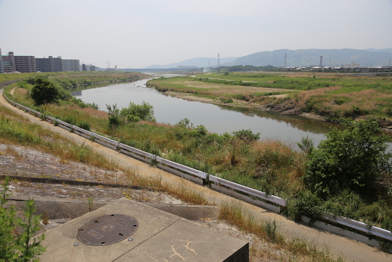 【淀城北側から天王山（山崎）方面を撮影】<p>淀城北側の宮前橋から天王山方面を撮影。淀川の位置関係から中央の山のどちらかが天王山と思われる。<br>本能寺の変（1582年）の後、羽柴秀吉が中国大返しで京に戻ってきて、明智光秀と戦ったのが山崎の戦い。</p>
<p>秀吉の本陣は天王山の宝積寺に本陣を置いたので、当時、ここから眺めていれば、天王山の山麓の戦いが見えていたかもしれない。</p>