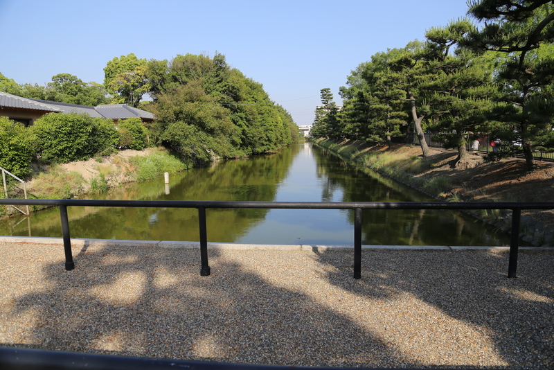 <p>仁徳天皇陵古墳の南側中心部から東側を撮影。<br>片方だけでこの長さ。</p>
<p>横矢がないので、やはり、城ではないのが分かります。</p>