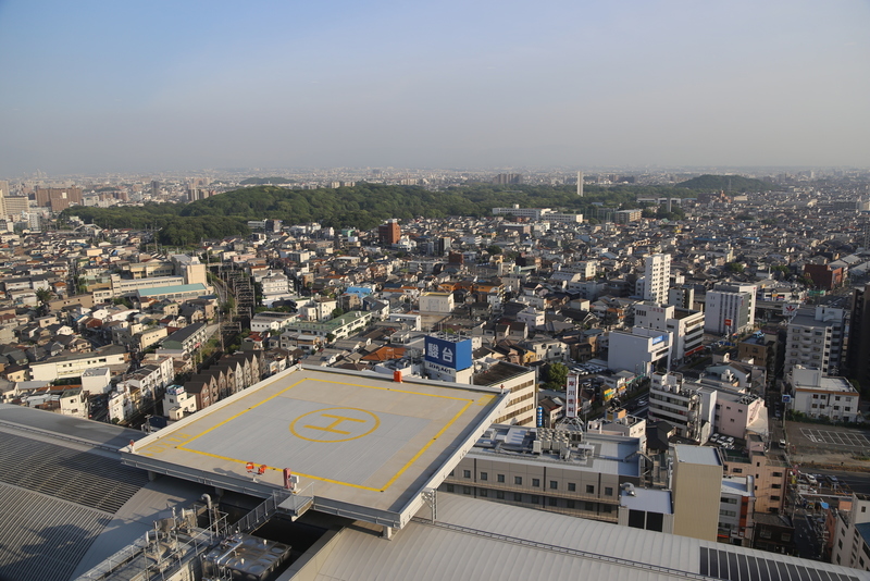 【堺市役所の展望台（21階）から仁徳天皇陵古墳を撮影】<p>堺市役所の展望台から大阪平野を眺めることができる。</p>
<p>写真の手前（左）が<span><span>仁徳天皇陵古墳</span></span>で、奥（右）が<span>履中天皇陵古墳</span>。<br>他の古墳が見えるので、古墳好きの方は訪問されるといいかもしれません。</p>