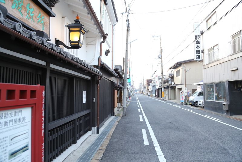 【堺の榎並屋勘左衛門、芝辻理右衛門屋敷跡】<p>堺といえば、鉄砲が有名。</p>
<p>江戸時代、堺で鉄砲鍛冶を仕切ったのが榎並屋勘左衛門家と芝辻理右衛門家とのこと。<br>その屋敷跡が紀州街道沿いにある。</p>
<p>ここの少し北に「鉄砲鍛冶屋敷」という唯一現存する江戸時代の鉄砲鍛冶工房がある（内部非公開）。</p>