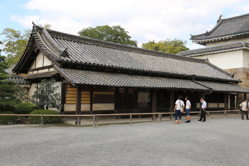 【二条城の番所】<p>1663年に建築されたという二条城の番所。東大手門から入ってすぐ西側にある。</p>
<p>幕府から派遣された「二条在番」の武士が二条城の警護に当っていた。</p>