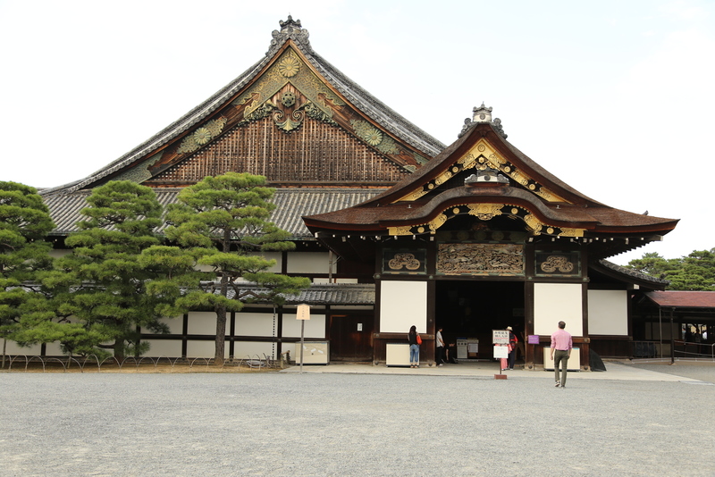 【二条城の二の丸御殿】<p>二条城二の丸御殿。<br>右側に出っ張っているのが車寄せで、左の建物が遠侍。</p>
<p>遠侍は、諸大名の控えの間だった。</p>