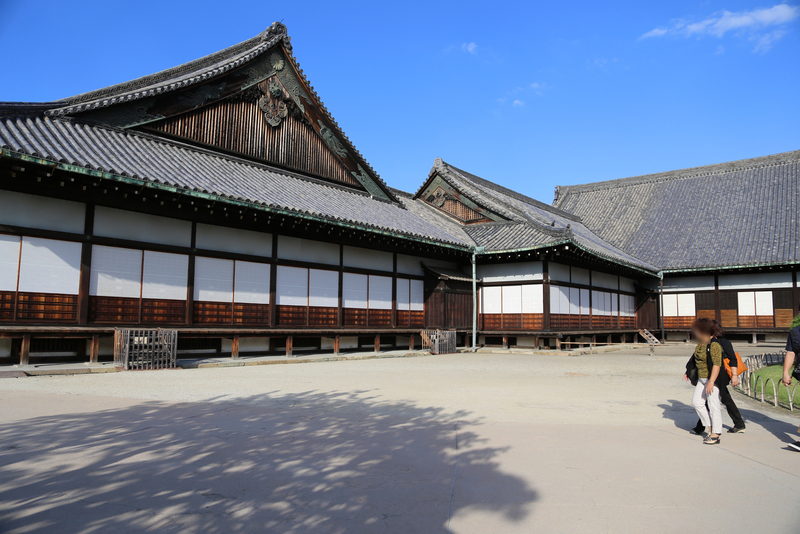【二条城二の丸御殿の大広間・式台・遠侍】<p>二条城の二の丸御殿は内部が撮影禁止なので、外から撮影。</p>
<p>左から右に大広間、式台、遠侍が写っている。<br>遠侍が諸大名の控えの間で、式台が老中が諸大名の対応をし、大広間で将軍が諸大名に謁見した。</p>