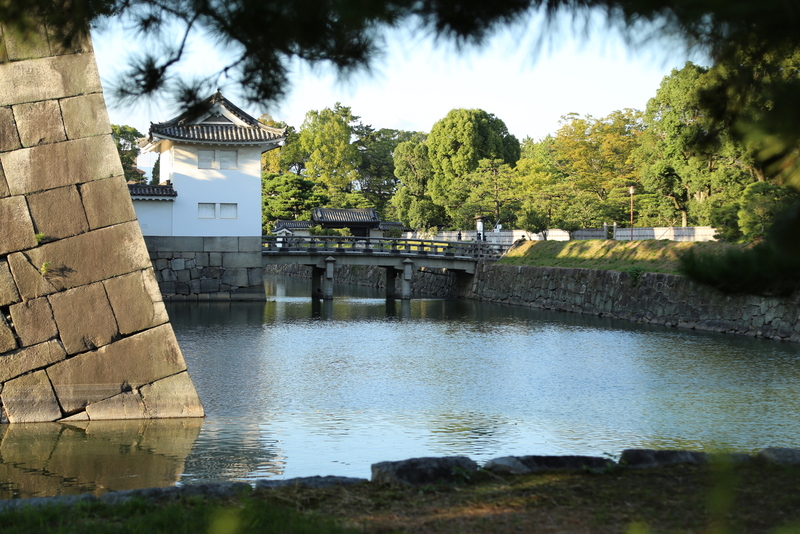【二条城の本丸櫓門と今は亡き廊下橋】<p>左の櫓が二条城の本丸櫓門。<br>この櫓門の東側（二の丸御殿方面）は門の上部（2階）に窓がないという奇妙な形をしている。</p>
<p>17世紀後半に撤去されるまで、二の丸御殿（右）と本丸御殿（左）は2階建ての廊下橋でつながっていたからだという。</p>